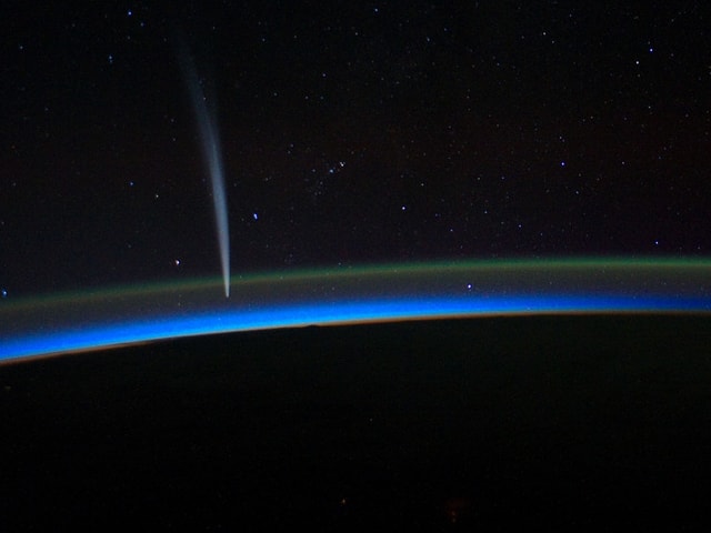 Aufnahme eines Kometen aus der Internationalen Raumstation ISS vom 21. Dezember 2011. Aufnahme eines Kometen aus der Internationalen Raumstation ISS vom 21. Dezember 2011.