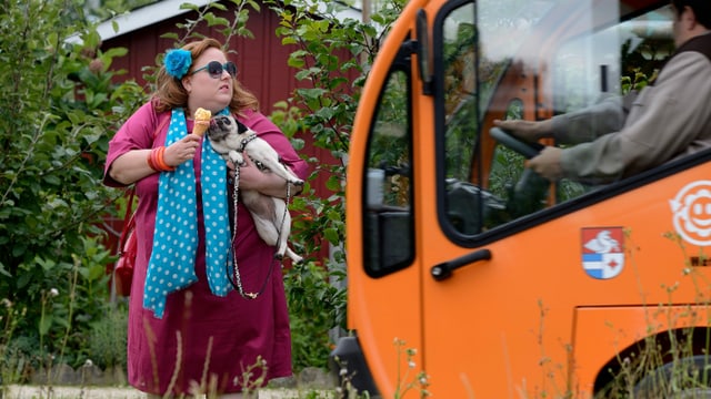 Der Held reitet nicht im Westernsattel, sondern im Abfallmobil. Der Held reitet nicht im Westernsattel, sondern im Abfallmobil.