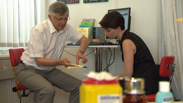 Tropenmediziner bespricht sich mit einer Patientin. Tropenmediziner bespricht sich mit einer Patientin.