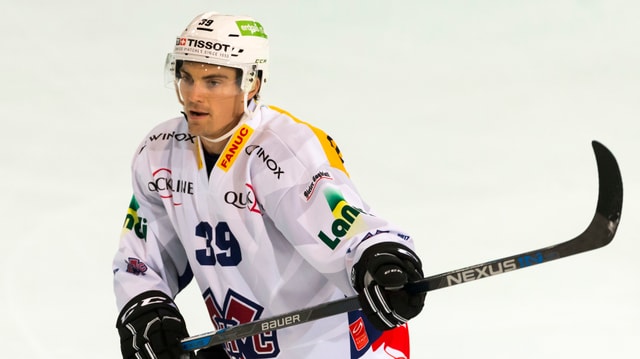 Mike Lundin im Biel-Trikot auf dem Eis. Mike Lundin im Biel-Trikot auf dem Eis.