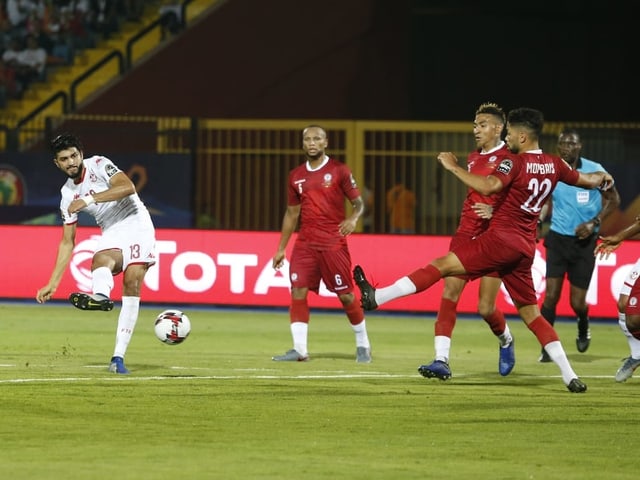 Tunesiens Ferjani Sassi (links) trifft zum 1:0. Tunesiens Ferjani Sassi (links) trifft zum 1:0.