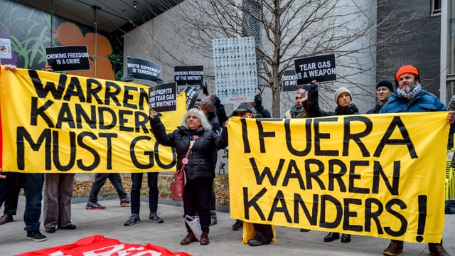 Leute protestieren vor dem Whitney Museum in New York: sie halten gelb-schwarze Transparente. Leute protestieren vor dem Whitney Museum in New York: sie halten gelb-schwarze Transparente.