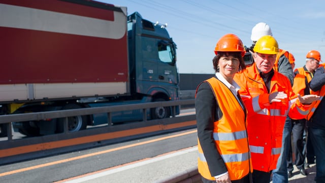 Doris Leuthard und LKW im Hintergrund Doris Leuthard und LKW im Hintergrund