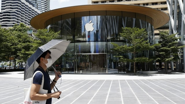Ein Mann läuft vor einem Apple-Store in Thailand durch Ein Mann läuft vor einem Apple-Store in Thailand durch