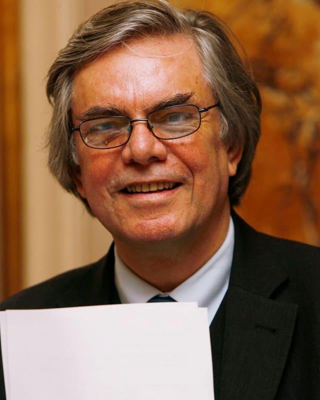 Elmar Weingarten, Intendant der Zürcher Tonhalle, hält den Geschäftsbericht in den Händen Elmar Weingarten, Intendant der Zürcher Tonhalle, hält den Geschäftsbericht in den Händen