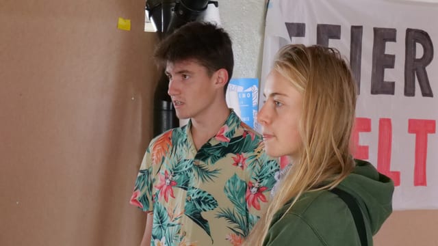 Zwei junge Erwachsene sprechen miteinander Zwei junge Erwachsene sprechen miteinander