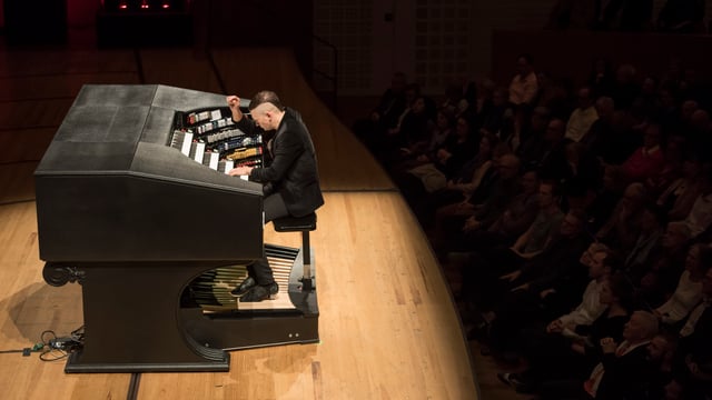 Organist auf der Bühne Organist auf der Bühne
