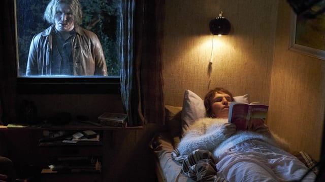 Ein unheimlich aussehender Mann steht draussen vor dem Fenster, währenddem sie im Bett liegt. Ein unheimlich aussehender Mann steht draussen vor dem Fenster, währenddem sie im Bett liegt.