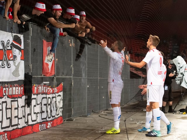 Pajtim Kasami lässt sich von den Sion-Anhängern feiern. Pajtim Kasami lässt sich von den Sion-Anhängern feiern.