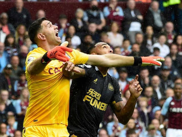 Newcastle Uniteds Callum Wilson (rechts) im Duell mit Aston-Villa-Keeper Emiliano Martinez.