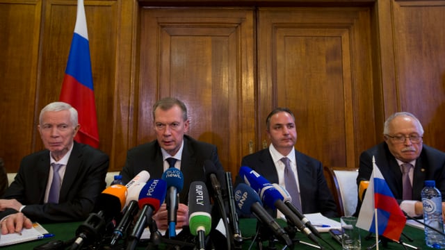 Die russische OPCW-Delegation an einer Pressekonferenz Die russische OPCW-Delegation an einer Pressekonferenz