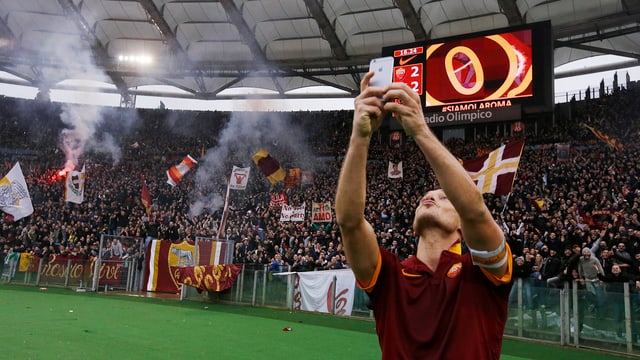 Francesco Totti posiert in der Kurve vor den Fans. Francesco Totti posiert in der Kurve vor den Fans.