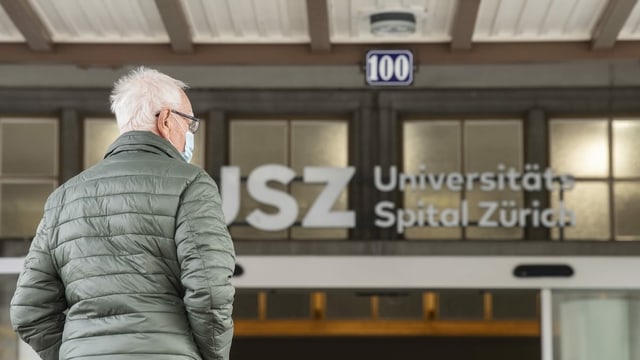 Ein Mann steht vor dem Eingang des Universitätsspital Zürich. Ein Mann steht vor dem Eingang des Universitätsspital Zürich.