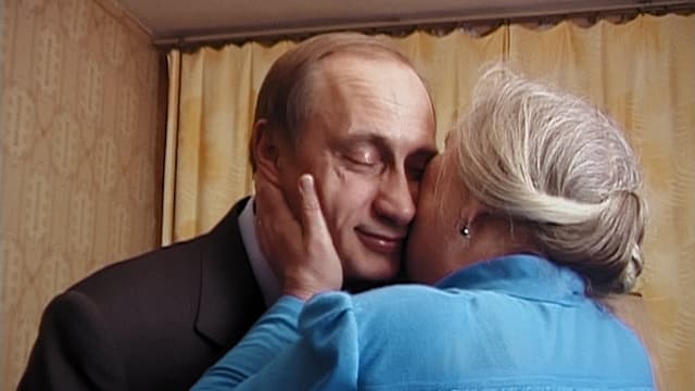 Ein Still aus dem Film, es zeigt wie Putin auf die Wange geküsst wird. Ein Still aus dem Film, es zeigt wie Putin auf die Wange geküsst wird.
