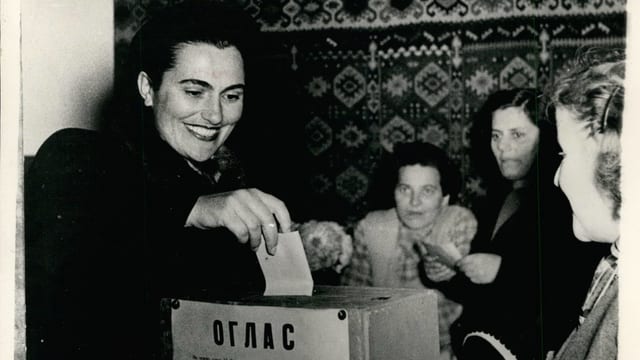 Jovanka Broz, Titos Frau, gibt 1945 ihre Stimme ab. Jovanka Broz, Titos Frau, gibt 1945 ihre Stimme ab.