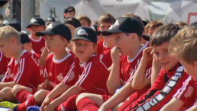 Kinder in Sporttrikots. Kinder in Sporttrikots.