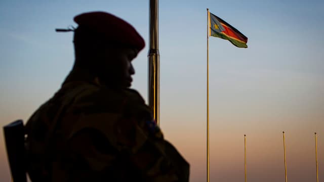 Soldat der südsudanesischen Armee steht Wache Soldat der südsudanesischen Armee steht Wache