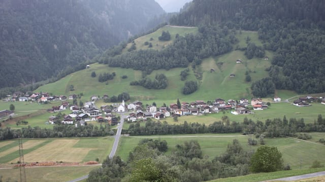 Il center dal vitg da Surrein. Il center dal vitg da Surrein.
