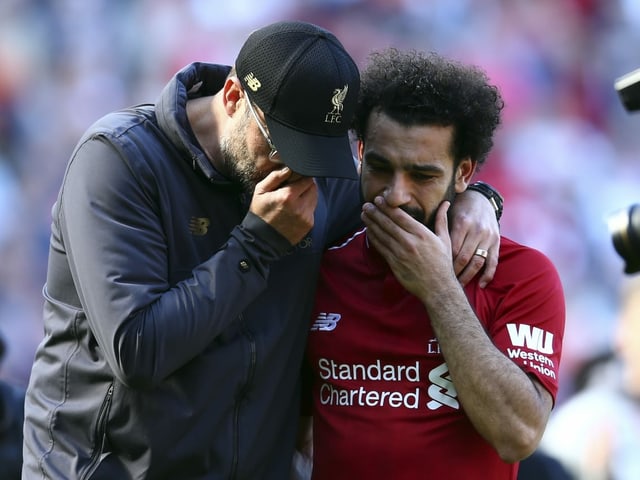 Jürgen Klopp umarmt Mohamed Salah innig. Jürgen Klopp umarmt Mohamed Salah innig.