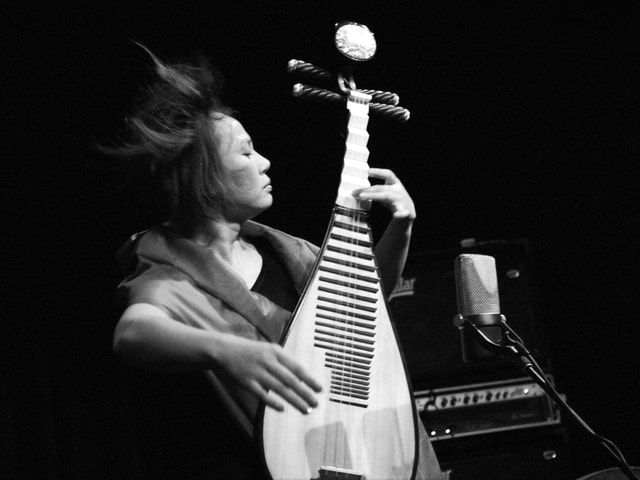 Yang Jing spielt mit wehenden Haaren auf der Pipa. Yang Jing spielt mit wehenden Haaren auf der Pipa.