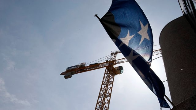 Kran hinter Aargauer Flagge. Kran hinter Aargauer Flagge.