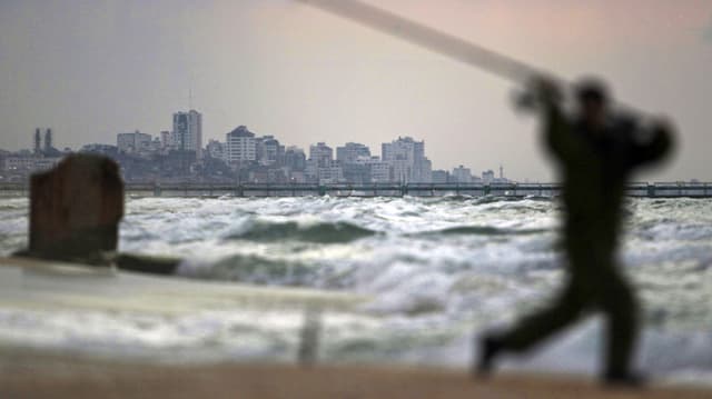 Ein Fischer fischt am Strand von Gaza-Stadt. (reuters) Ein Fischer fischt am Strand von Gaza-Stadt. (reuters)