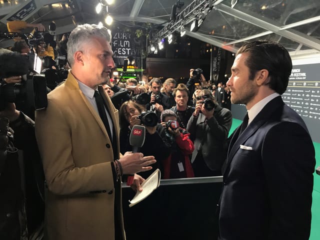 US-Schauspieler Jake Gyllenhaal sorgt am grünen Teppich für Aufsehen!