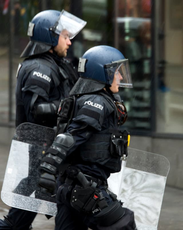La polizia en acziun a Basilea durant il til da l'emprim da matg. La polizia en acziun a Basilea durant il til da l'emprim da matg.