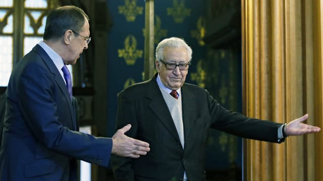 Lawrow und Brahimi, beide mit derselben Geste – wollen sich gegenseitig den Vortritt lassen. Lawrow und Brahimi, beide mit derselben Geste – wollen sich gegenseitig den Vortritt lassen.