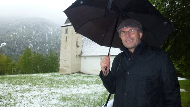 Ulrich Gohl, il dirigent dal chor da giuvenils da Turitg, davant la chaplutta da S. Gada. Ulrich Gohl, il dirigent dal chor da giuvenils da Turitg, davant la chaplutta da S. Gada.