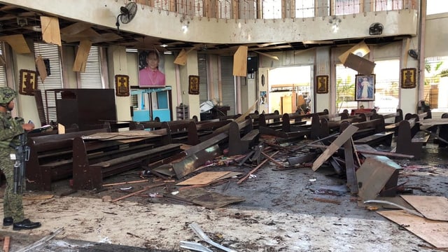 Explosion in der Kirche. Explosion in der Kirche.