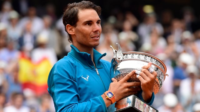 Rafael Nadal cun il pocal da Roland Garros. Rafael Nadal cun il pocal da Roland Garros.