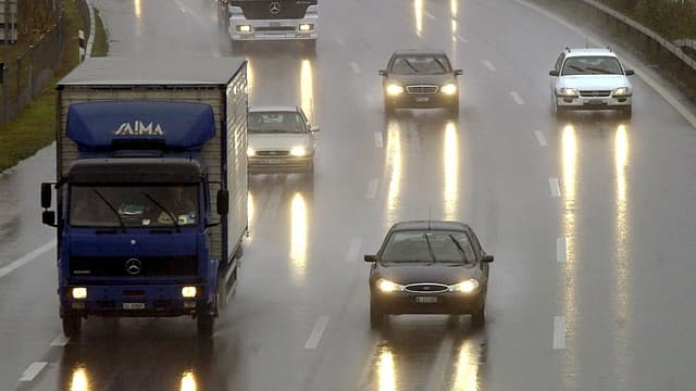 Autos auf der Autobahn mit Licht. Autos auf der Autobahn mit Licht.