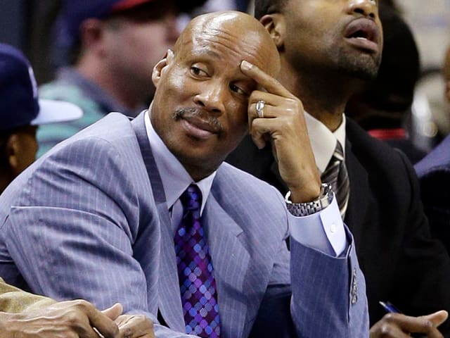 Byron Scott am Spielfeldrand in «Denkerpose». Byron Scott am Spielfeldrand in «Denkerpose».