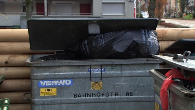 Voller Müllcontainer Voller Müllcontainer