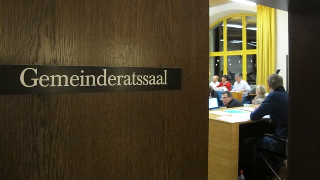 Türe mit der Aufschrift Gemeinderatssaal Türe mit der Aufschrift Gemeinderatssaal