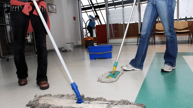 Mehrere Personen beim Putzen. Mehrere Personen beim Putzen.