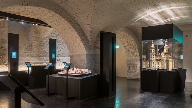 Ein Keller mit Ausstellungsgegenständen in Vitrinen. Ein Keller mit Ausstellungsgegenständen in Vitrinen.