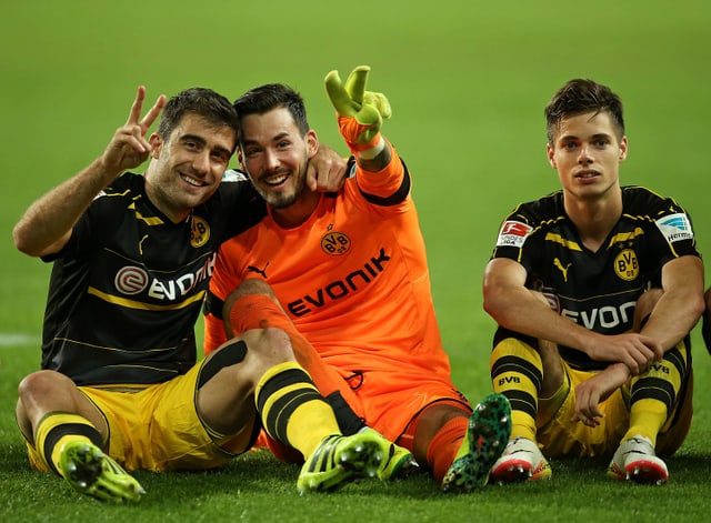 Bürki, Papastathopoulos und Weigl sitzen jubelnd am Boden. Bürki, Papastathopoulos und Weigl sitzen jubelnd am Boden.