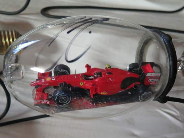 Ein Formel 1 Rennwagen in einer Glühbirne Ein Formel 1 Rennwagen in einer Glühbirne