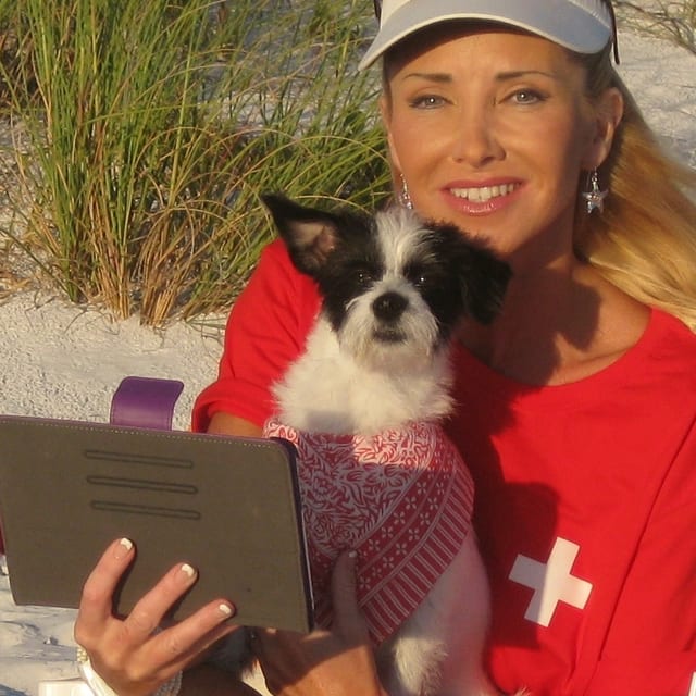Marianne Cathomen im roten T-Shirt mit Schweizer Kreuz, einem Hündchen auf dem Schoss und einem grauen Tabelt in der Hand. Marianne Cathomen im roten T-Shirt mit Schweizer Kreuz, einem Hündchen auf dem Schoss und einem grauen Tabelt in der Hand.