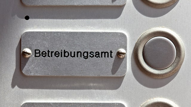 Klingel und dazugehöriges Schild von einem Betreibungsamt. Klingel und dazugehöriges Schild von einem Betreibungsamt.