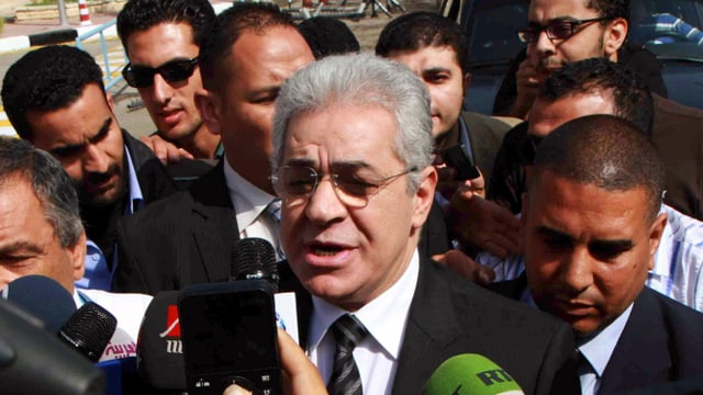 Hamedeen Sabbahi inmitten von Journalisten. Hamedeen Sabbahi inmitten von Journalisten.