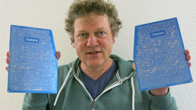 Guido Bucher hält die Titanplatten. Guido Bucher hält die Titanplatten.