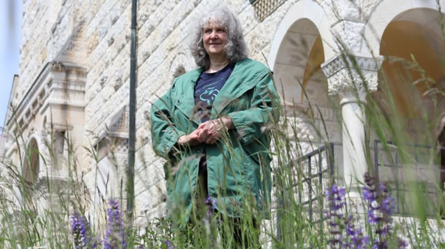 Gaby Zimmermann steht vor einer Blumenwiese. Gaby Zimmermann steht vor einer Blumenwiese.