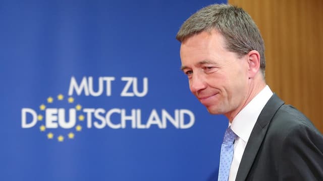 Bernd Lucke vor einem Plakat «Mut zu Deutschland». Bernd Lucke vor einem Plakat «Mut zu Deutschland».
