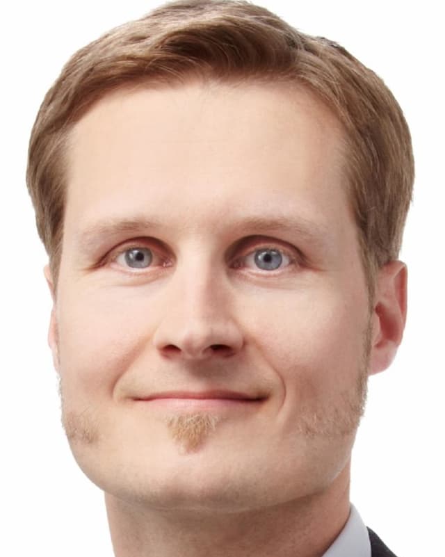 mann mit kurzen blonden haaren und hellen augen mann mit kurzen blonden haaren und hellen augen