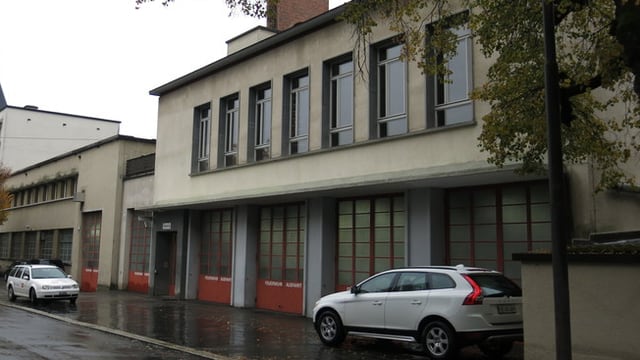 Altes Haus an einer Strasse. Altes Haus an einer Strasse.