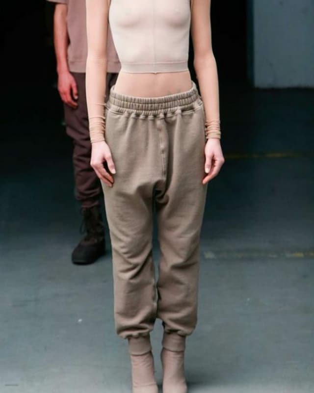 Modell auf Laufsteg mit Trainerhose