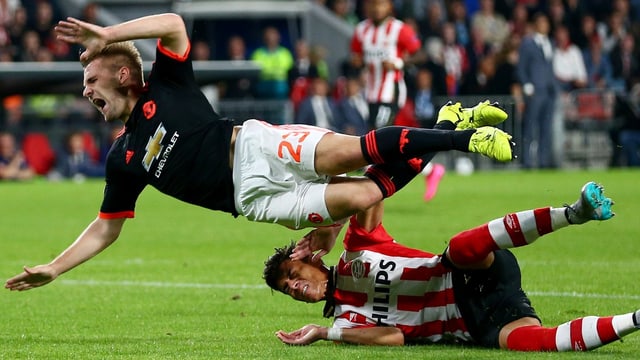 Luke Shaw fliegt mit schmerzverzerrtem Gesicht nach der Grätsche von Hector Moreno durch die Luft. Luke Shaw fliegt mit schmerzverzerrtem Gesicht nach der Grätsche von Hector Moreno durch die Luft.